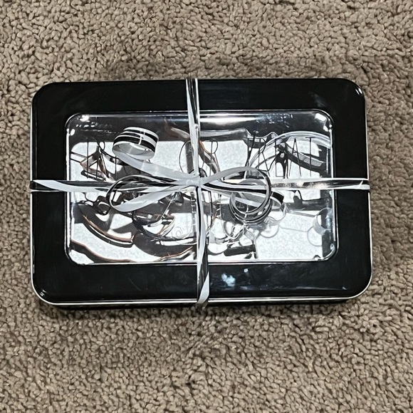 ⭐️BOGO FREE⭐️ NEW RAE DUNN Halloween cookie cutters with tin - Picture 4 of 5